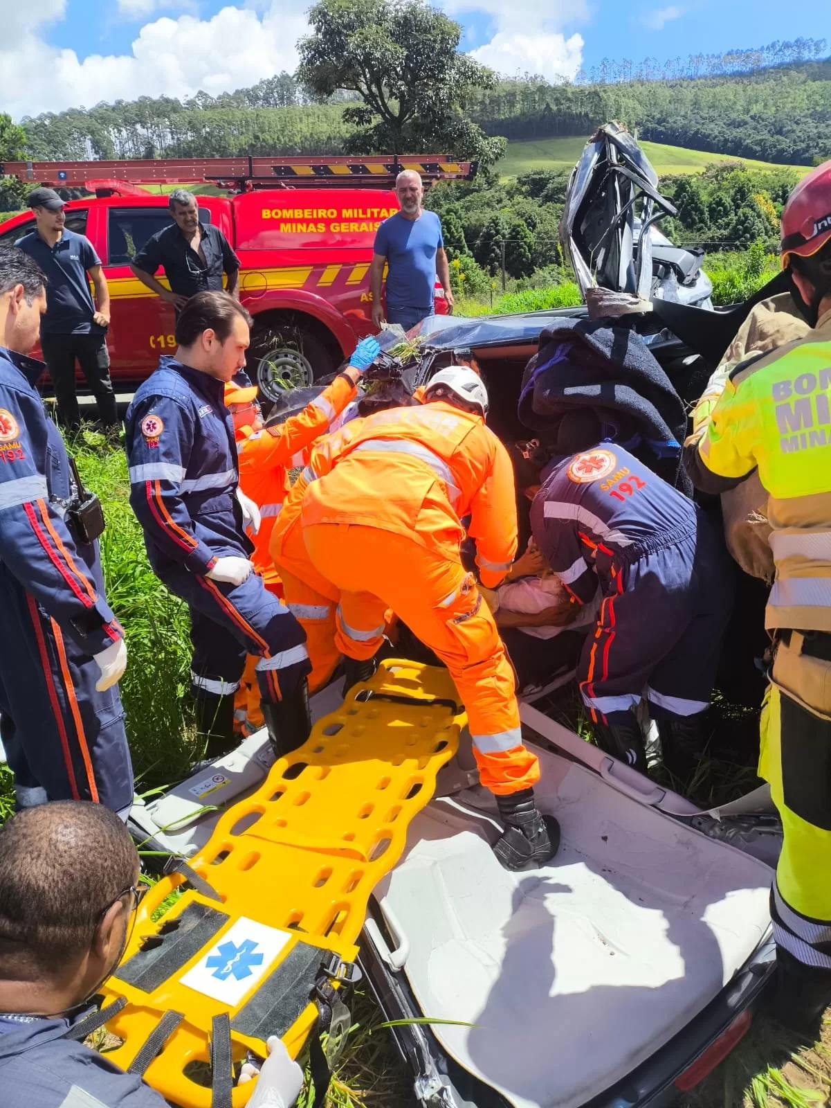 Motorista fica presa às ferragens após capotamento na BR-267, em Poços de Caldas