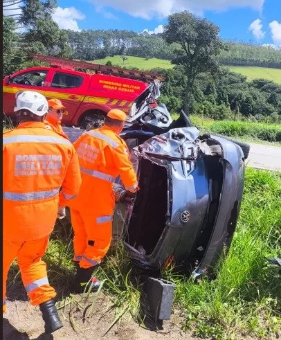 Motorista fica presa às ferragens após capotamento na BR-267, em Poços de Caldas