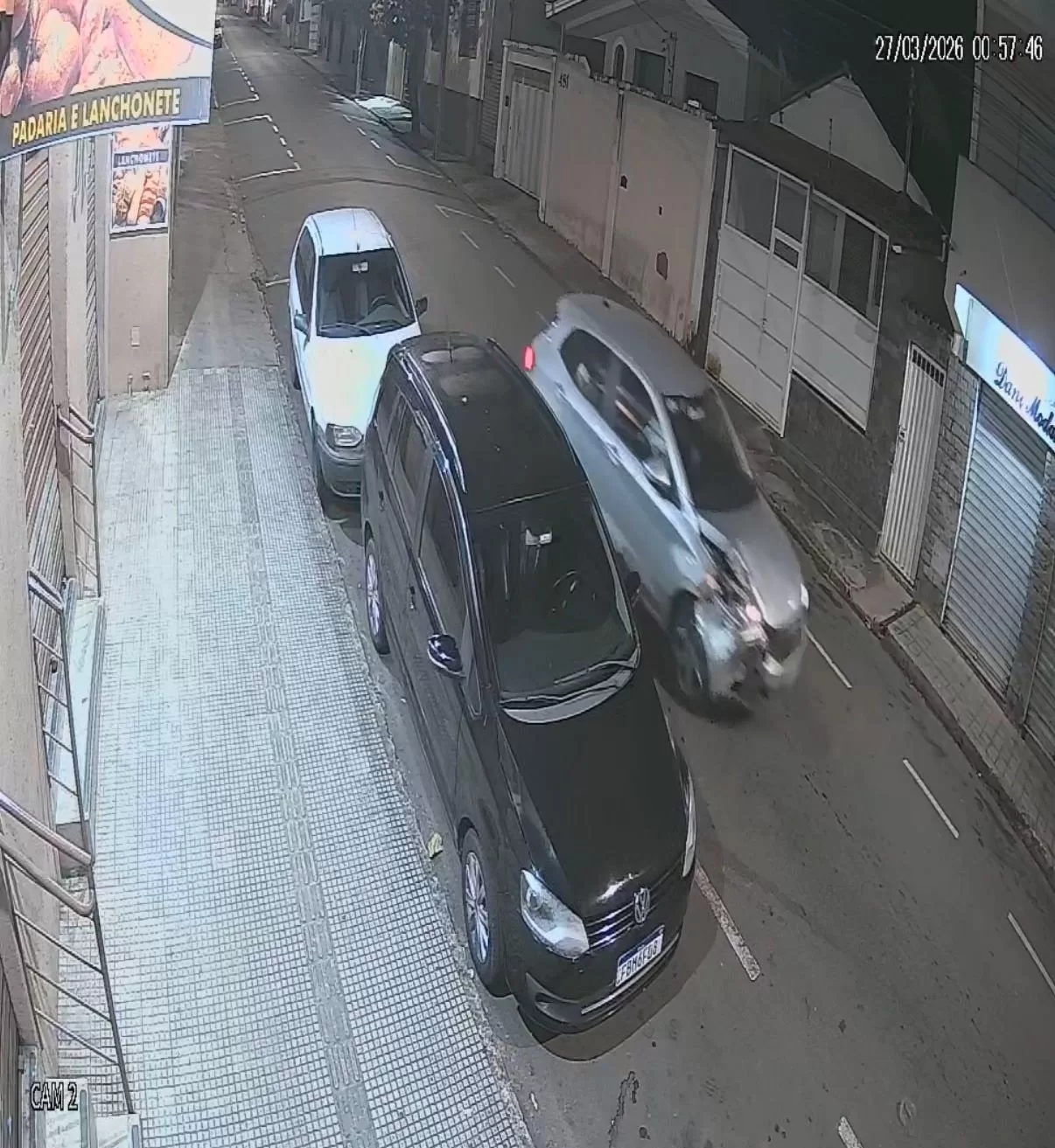 Motorista perde o controle, atinge carros estacionados e foge na Vila Betânia, em Alfenas