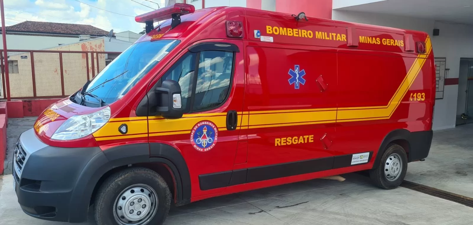 Motociclista fica ferido em acidente com carro em rotatória de Varginha