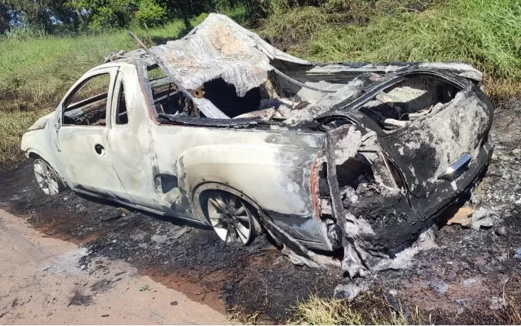Carro funerário é destruído por incêndio na BR-491, perto do trevo de Paraguaçu