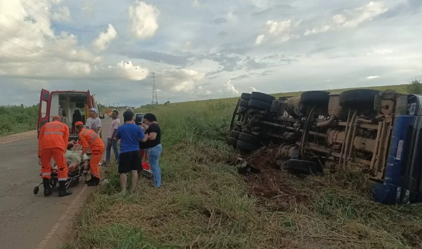 Pane nos freios faz carreta de leite tombar na Perimetral Oeste, em Alfenas
