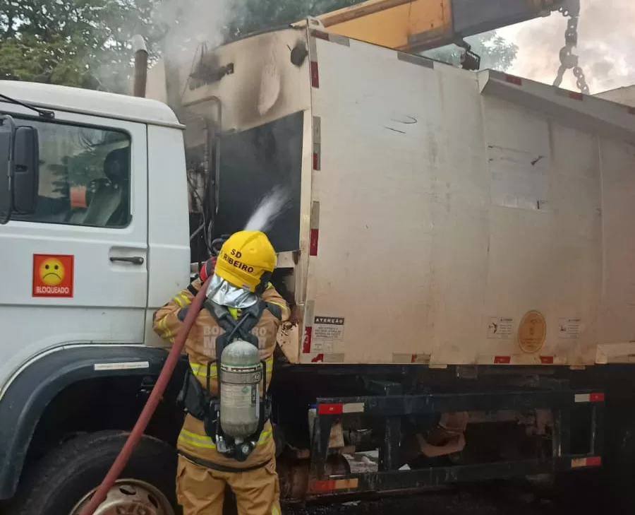 Incêndio atinge caminhão de coleta de resíduos no Distrito Industrial de Alfenas