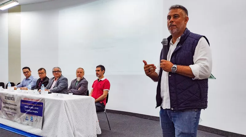Unifal oferece curso gratuito de Filosofia Política com foco em democracia