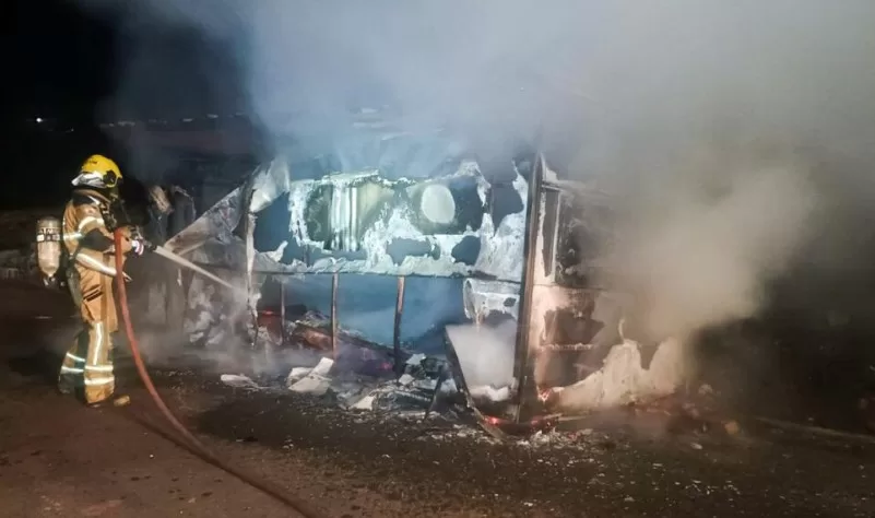 Incêndio destrói trailer no Jardim São Paulo, em Alfenas