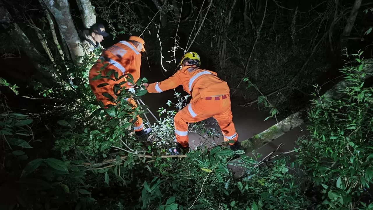 Corpo de homem é encontrado parcialmente submerso em ribeirão na zona rural de Caldas