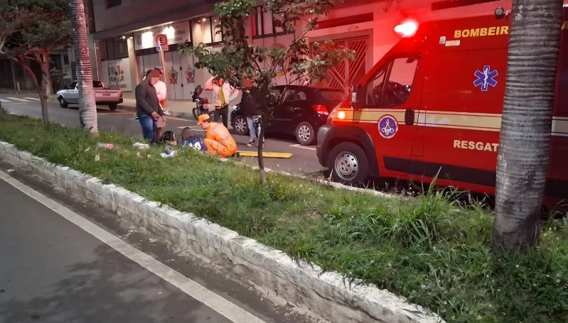 Motociclista de 26 anos fica ferida após bater contra canteiro na Avenida Governador Valadares, em Alfenas