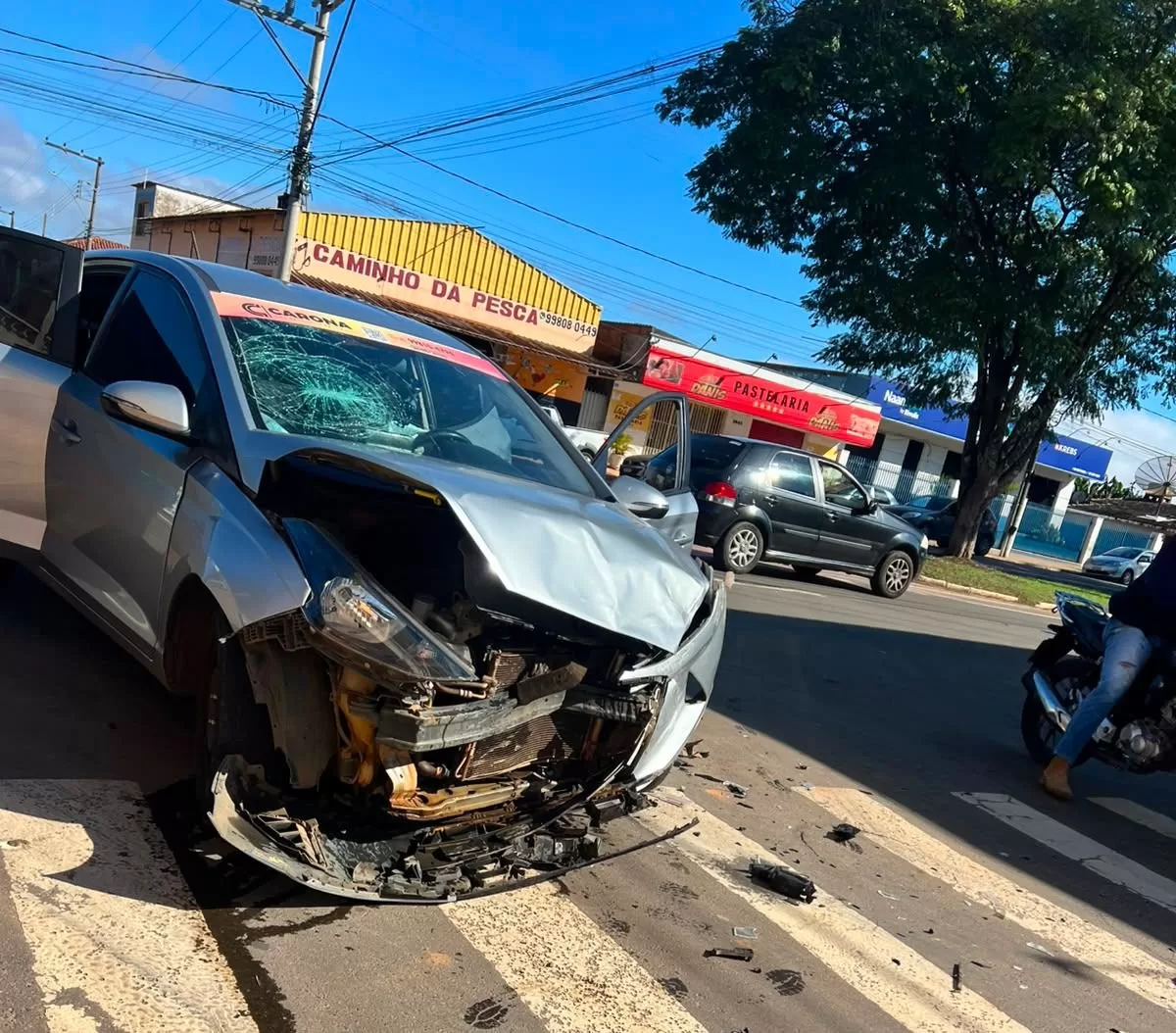 Carro fica com a frente destruída após acidente em cruzamento de Alfenas