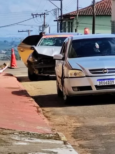 Carro fica com a frente destruída após acidente em cruzamento de Alfenas
