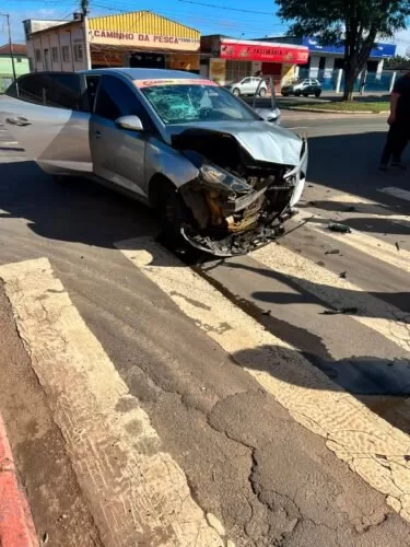 Carro fica com a frente destruída após acidente em cruzamento de Alfenas