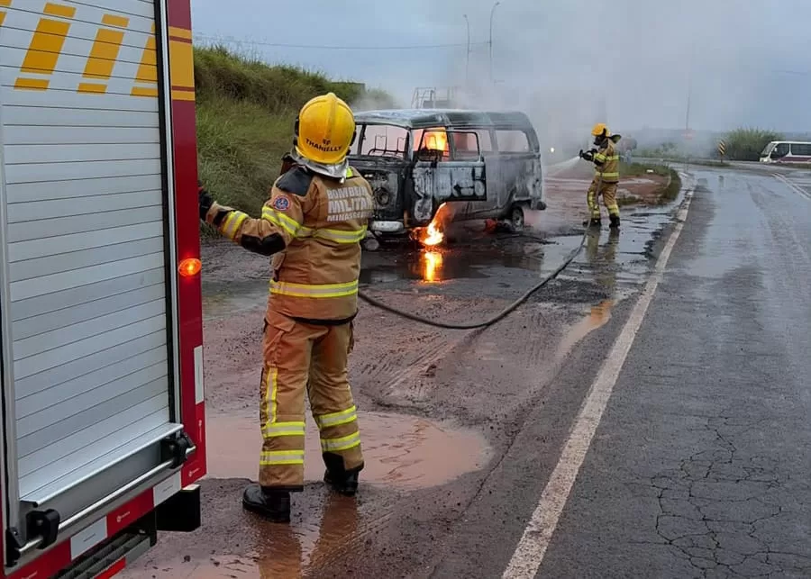 Kombi é destruída por incêndio no trevo entre Alfenas e Serrania