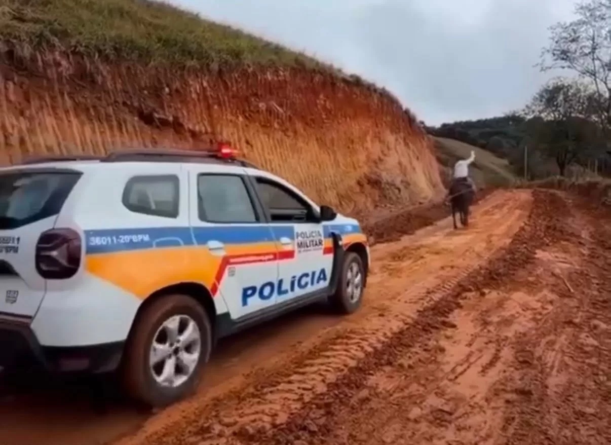 Vídeo de cavalo puxando viatura atolada viraliza no Sul de Minas