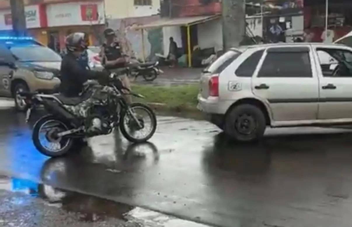Motociclista fica ferido após colisão com carro na Avenida Governador Valadares, em Alfenas