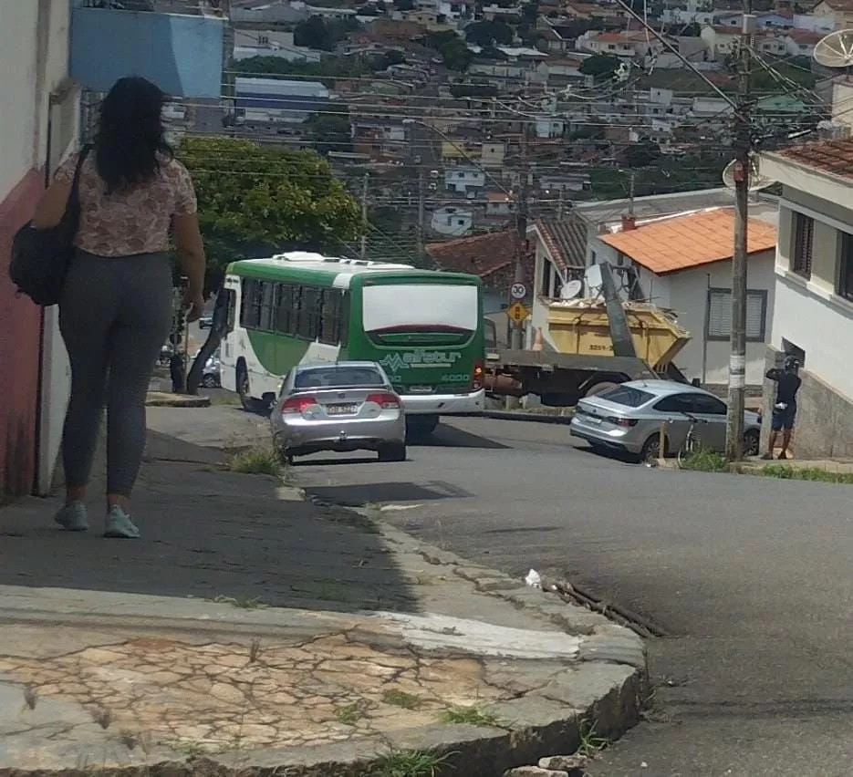 Caminhão de Entulho Envolve-se em Acidente com Ônibus em Alfenas
