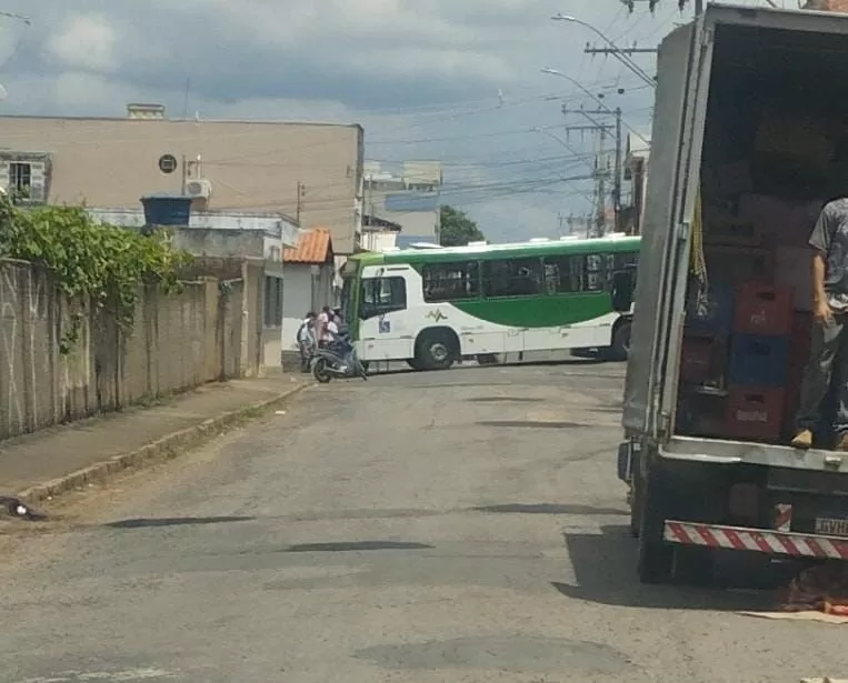 Caminhão de Entulho Envolve-se em Acidente com Ônibus em Alfenas
