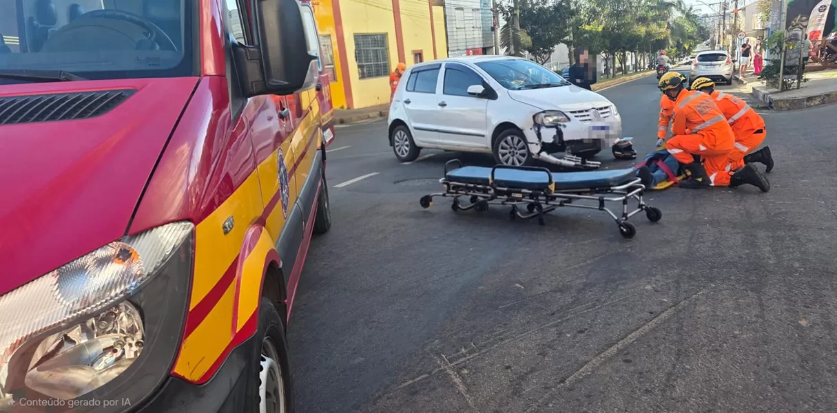 Motociclista fica ferido após colisão com carro na Avenida Governador Valadares, em Alfenas