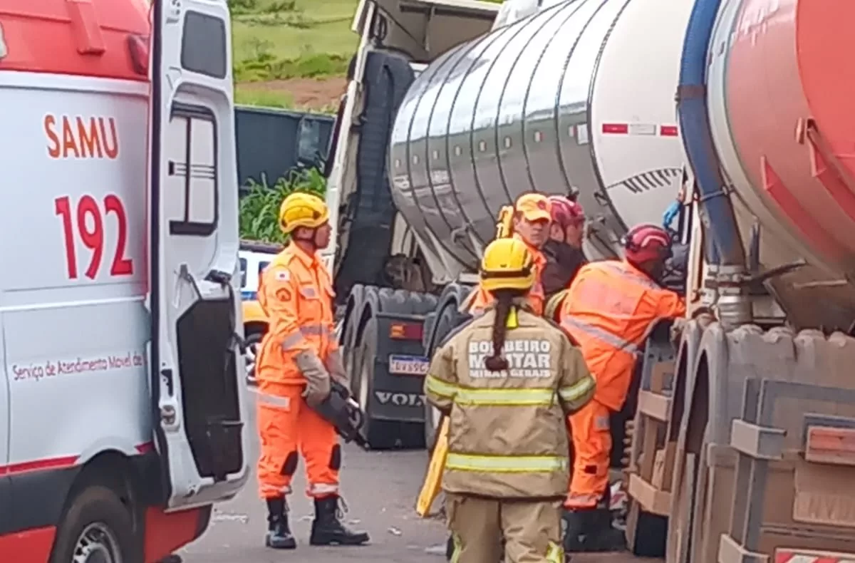 Acidente na MG-179 deixa motorista preso às ferragens e exige resgate complexo