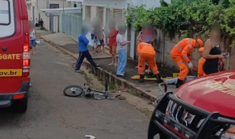 Colisão entre carro e bicicleta em Alfenas deixa duas vítimas feridas