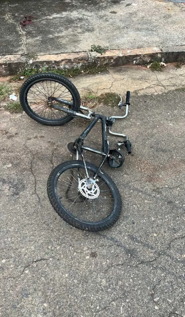 Colisão entre carro e bicicleta em Alfenas deixa duas vítimas feridas