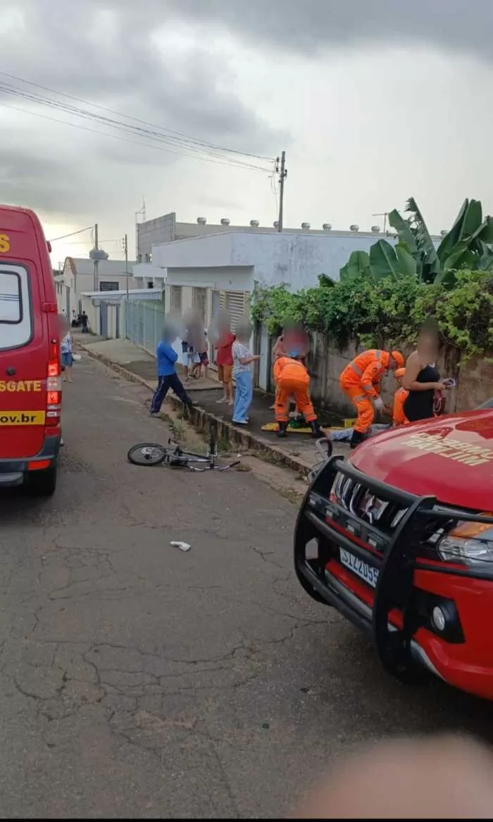 Colisão entre carro e bicicleta em Alfenas deixa duas vítimas feridas