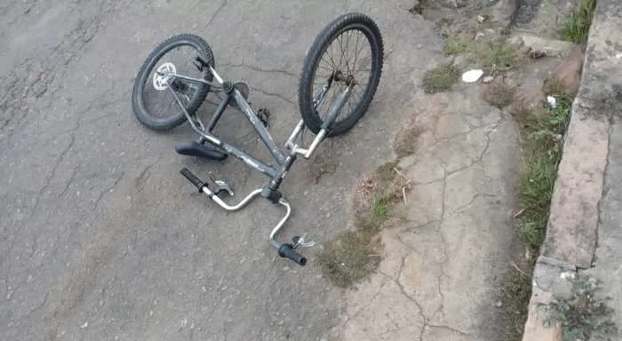 Colisão entre carro e bicicleta em Alfenas deixa duas vítimas feridas
