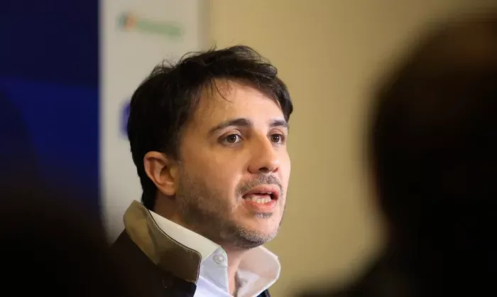 Renan Santos propõe corte de benefícios e mudança nos pisos de saúde e educação