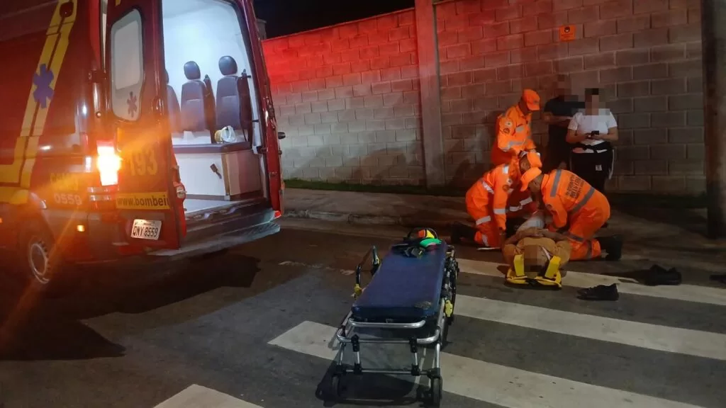 Motociclista de 35 anos fica ferido após colisão com carro em Alfenas