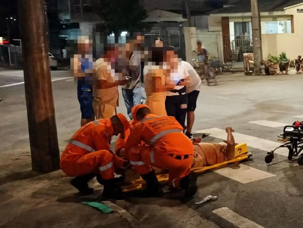 Motociclista de 35 anos fica ferido após colisão com carro em Alfenas
