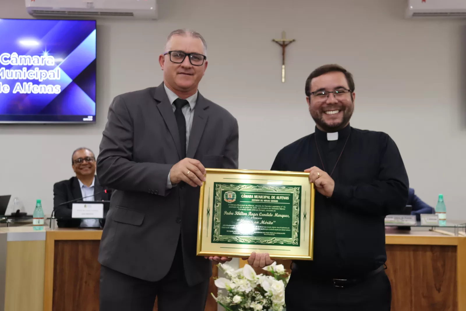 Padre Rhilton recebe Diploma de Honra ao Mérito em Alfenas