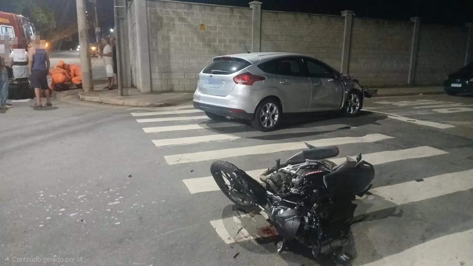 Motociclista fica ferido após colisão com carro em cruzamento de Alfenas