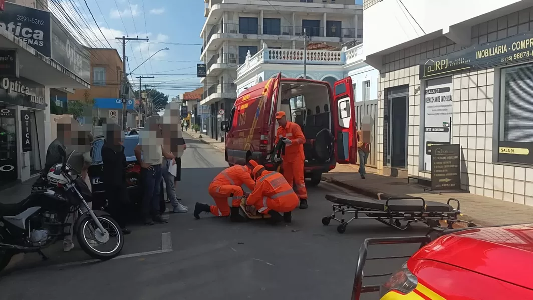 Idosa fica ferida após ser atropelada por motocicleta no Centro de Alfenas