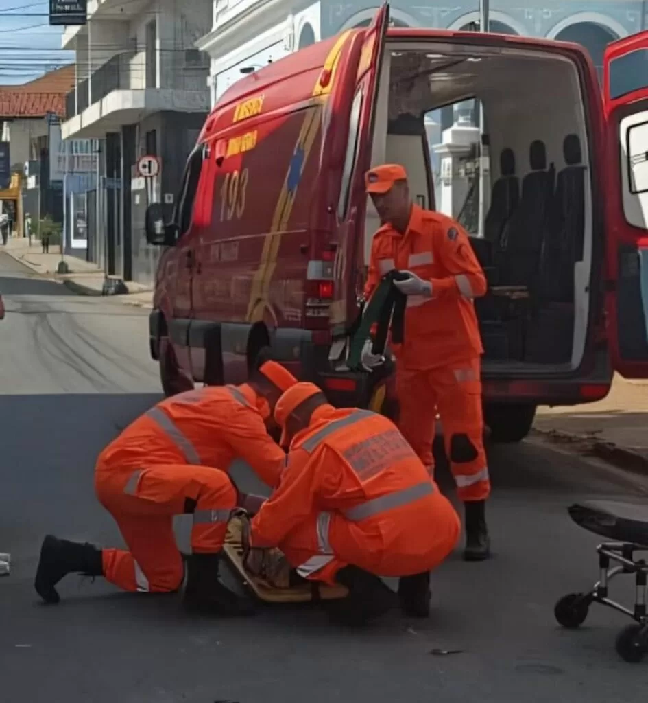 Idosa fica ferida após ser atropelada por motocicleta no Centro de Alfenas