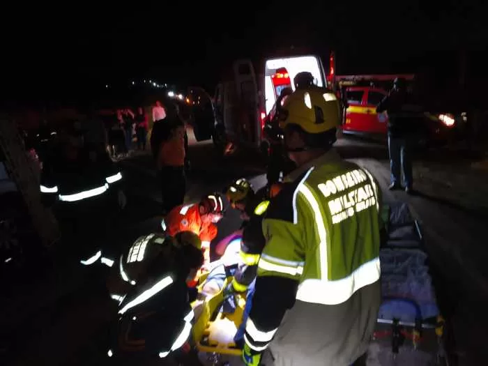 Batida frontal entre duas Hilux deixa cinco feridos na MGC-179, entre Alfenas e Machado