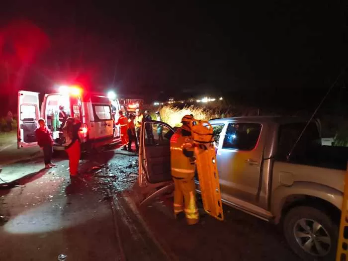 Batida frontal entre duas Hilux deixa cinco feridos na MGC-179, entre Alfenas e Machado