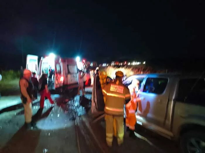 Batida frontal entre duas Hilux deixa cinco feridos na MGC-179, entre Alfenas e Machado