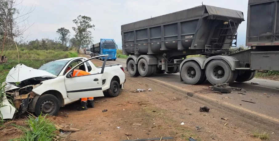 Batida frontal entre carreta e Saveiro deixa motorista gravemente ferido na MG-179, em Alfenas