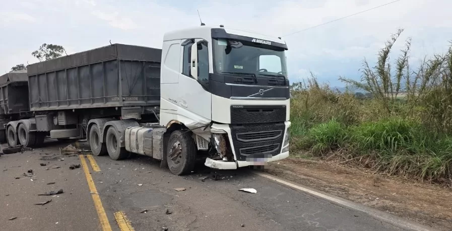 Batida frontal entre carreta e Saveiro deixa motorista gravemente ferido na MG-179, em Alfenas