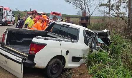 Batida frontal entre carreta e Saveiro deixa motorista gravemente ferido na MG-179, em Alfenas