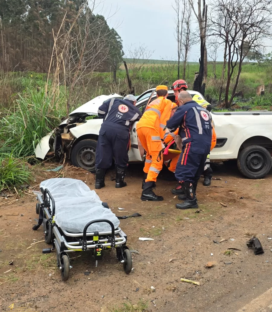 Colisão frontal entre carreta e Saveiro deixa motorista ferido na MG-179, em Alfenas