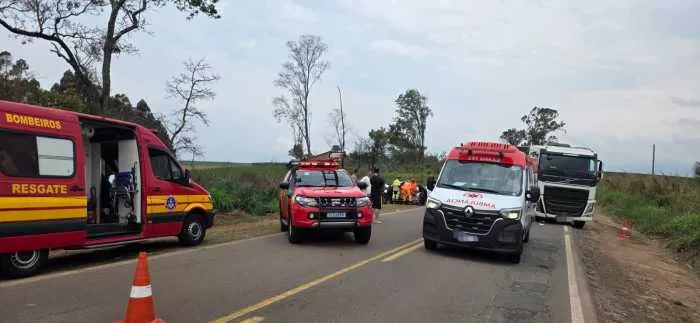 Colisão frontal entre carreta e Saveiro deixa motorista ferido na MG-179, em Alfenas