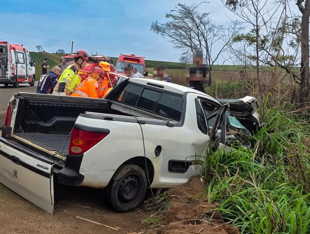 Colisão frontal entre carreta e Saveiro deixa motorista ferido na MG-179, em Alfenas