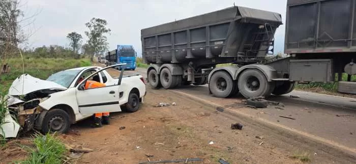 Colisão frontal entre carreta e Saveiro deixa motorista ferido na MG-179, em Alfenas
