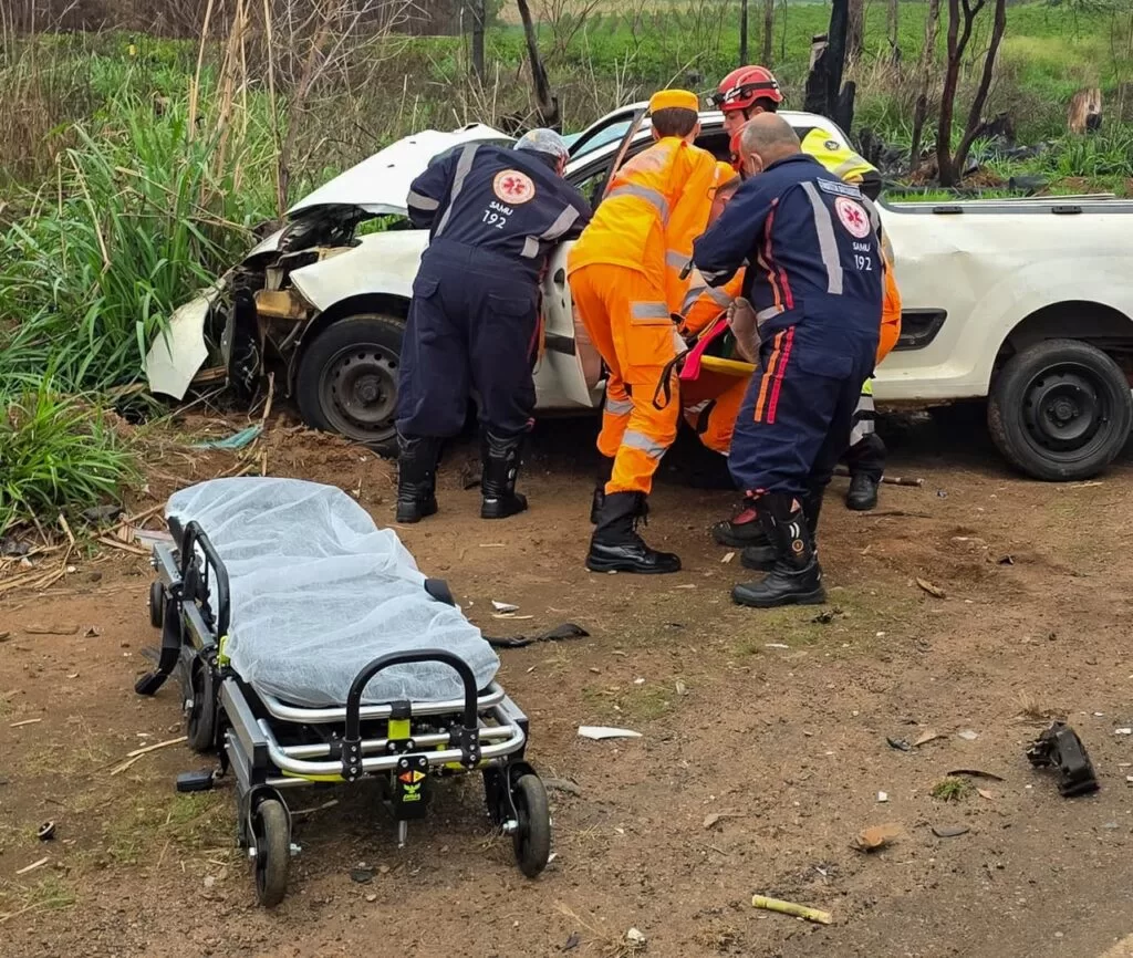 Colisão frontal entre carreta e Saveiro deixa motorista ferido na MG-179, em Alfenas