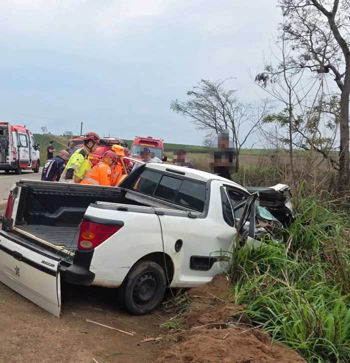 Colisão frontal entre carreta e Saveiro deixa motorista ferido na MG-179, em Alfenas