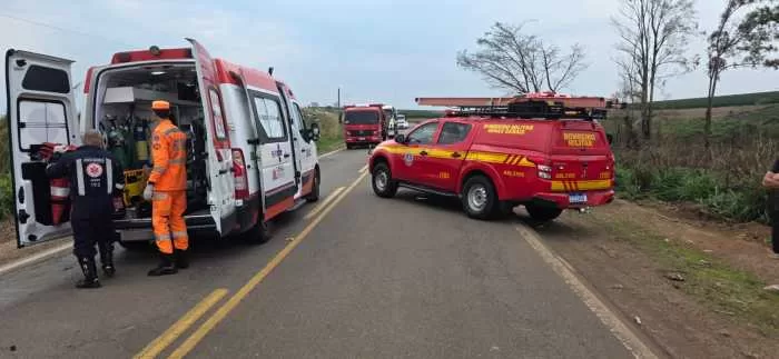 Colisão frontal entre carreta e Saveiro deixa motorista ferido na MG-179, em Alfenas