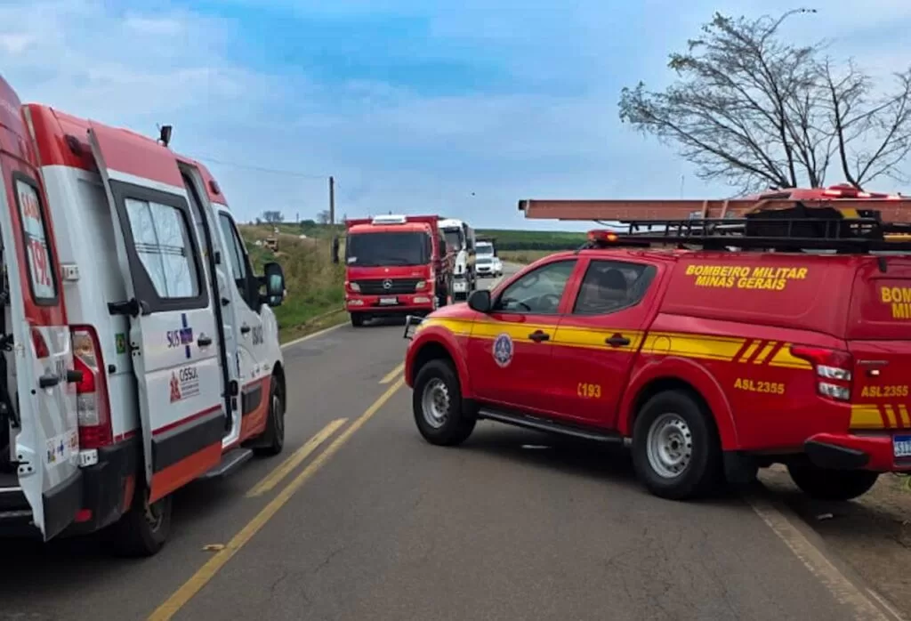 Colisão frontal entre carreta e Saveiro deixa motorista ferido na MG-179, em Alfenas