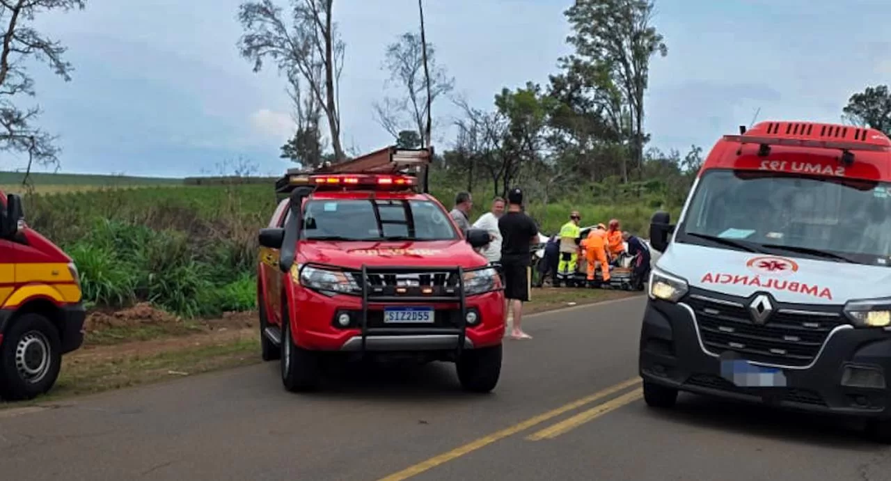 Colisão frontal entre carreta e Saveiro deixa motorista ferido na MG-179, em Alfenas