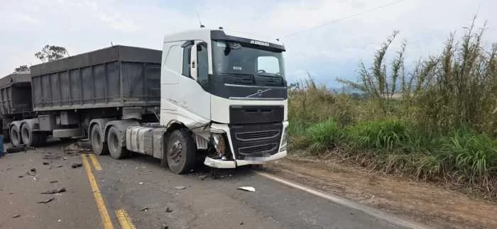 Colisão frontal entre carreta e Saveiro deixa motorista ferido na MG-179, em Alfenas