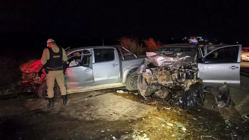Colisão frontal entre duas Hilux deixa cinco feridos na MGC-179, entre Alfenas e Machado