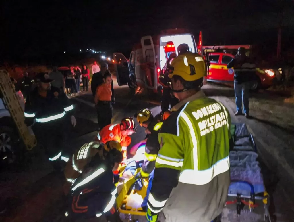 Colisão frontal entre duas Hilux deixa cinco feridos na MGC-179, entre Alfenas e Machado